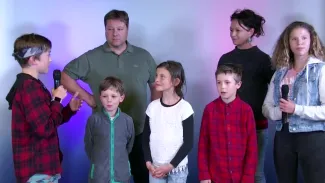Fête de l'école - Interview 12 - Les élèves de 5-6P de Leysin accompagnés de Jean-Yves Moray & Laure Pellaud