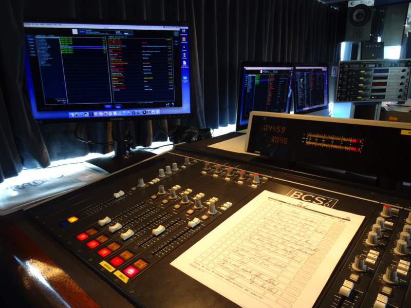 Un studio radio mobile... Scolcast / Radiobus Un studio radio mobile... Scolcast / Radiobus